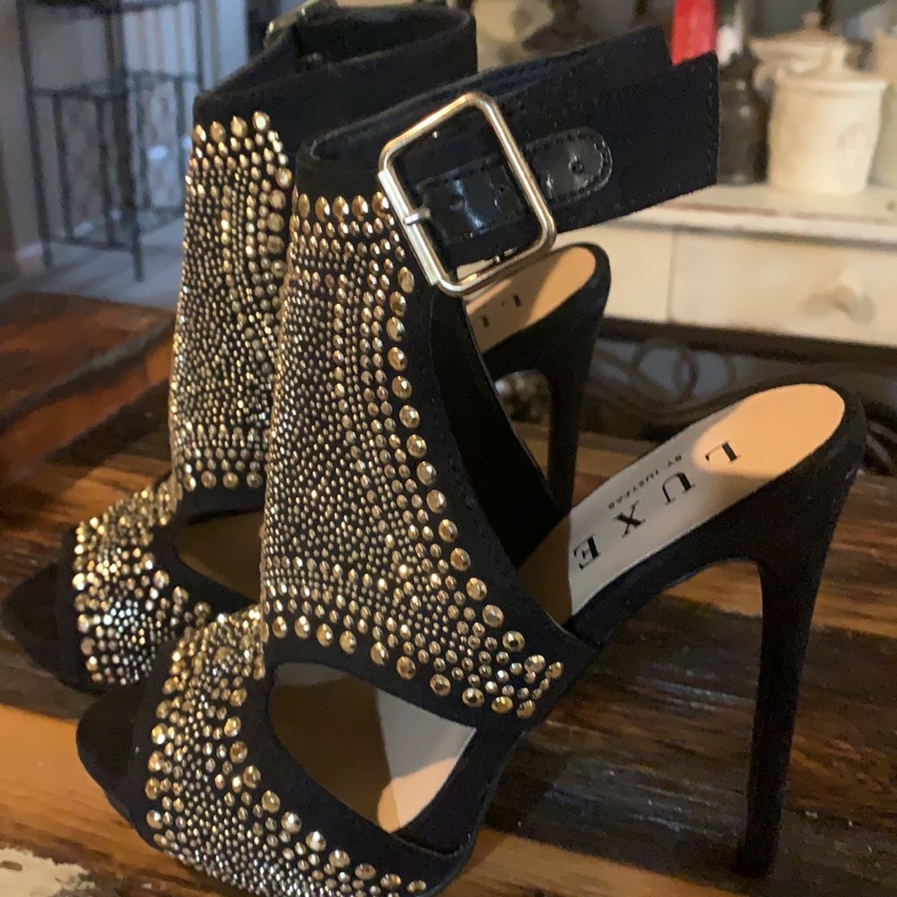 Luxe | Black and Gold Heels - Picture 5 of 7